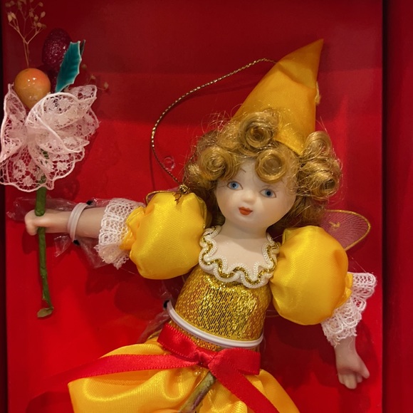 The Hand-Formed Cornucopia Fair Christmas Ornament 1989 porcelain hand painted - Picture 2 of 7